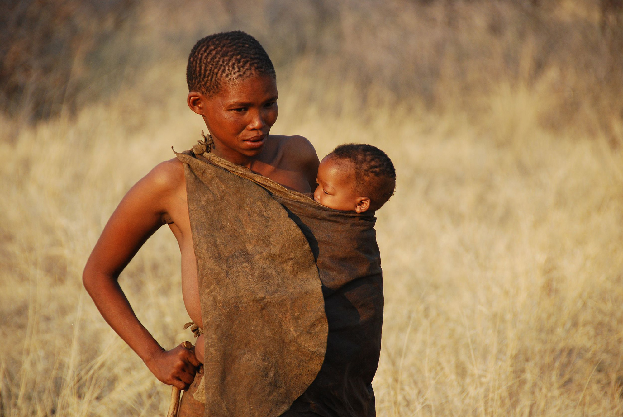 San-Frau mit Kind in der Kalahari – die San leben seit Zehntausenden von Jahren in dieser Region